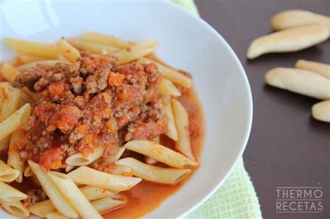 En una sartén con un chorrito de aceite sofreimos la cebolla, el pimiento, la cebolla, y los ajos todo muy picadito. Macarrones con carne tex mex - http://www.thermorecetas ...