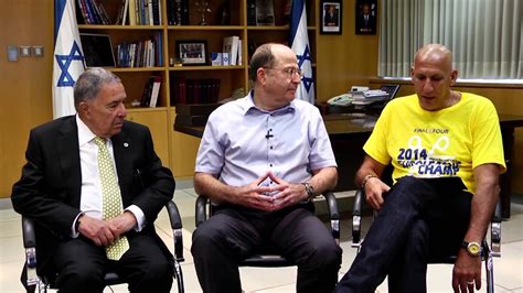 במוצאי שבת התקבלה ההחלטה הסופית לאחר שיחה אחרונה בין יאיר לפיד למשה בוגי יעלון: ‫שר הביטחון, משה (בוגי) יעלון, השתתף בסרט של מועדון ...