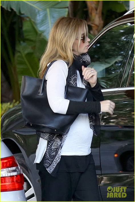 Emily Blunt Shows Off Baby Bump Is A Cute Pregnant Lady Photo My Xxx