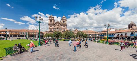 Plaza De Armas Fyrkant Med En Domkyrka I Cajamarca Redaktionell Foto