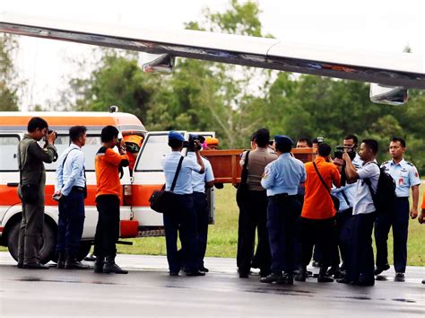 Airasia Flight Qz8501 15 Heartbreaking Photos From The Tragic Crash