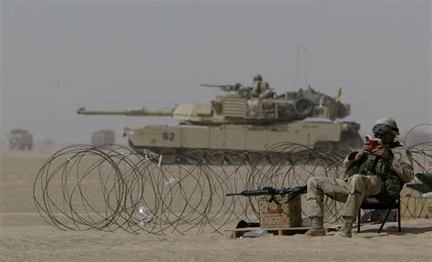 Tapeta na monitor Zbraně M1a2 Abrams voják čte