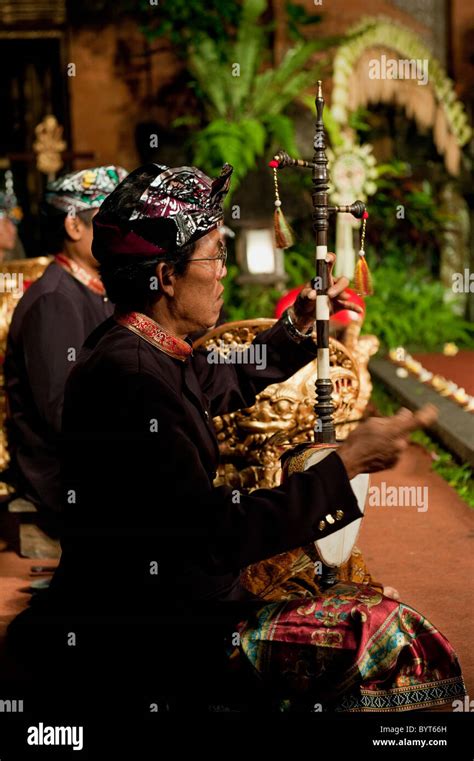 Un Instrumento De Cuerda Usado En Una Orquesta Gamelan Balinés Llamado