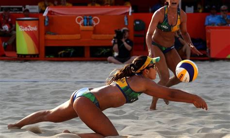 Em uma das variações do vôlei de praia, em vez de duplas, os jogos são disputados por equipes de 4 jogadores. Vôlei de Praia Feminino: Brasil 2 x 1 República Tcheca ...