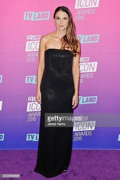Sutton Foster Arrives At The Tv Land Icon Awards At The Barker Hanger