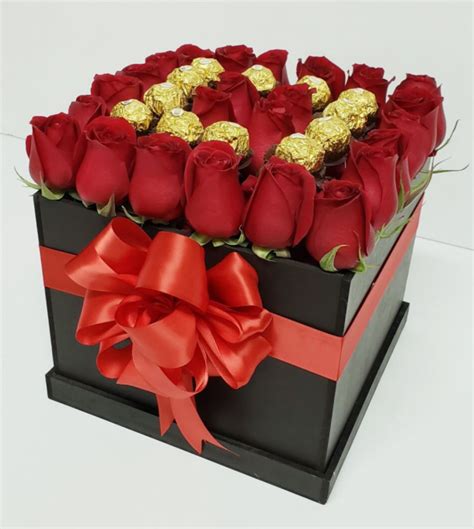 Caja de rosas y chocolates ferrero Boutique Floral Nicté