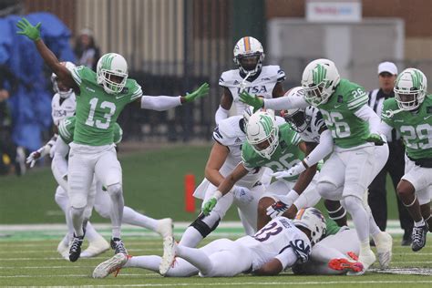 Upsets by North Texas, others push bowl-eligible teams to 83 | AP News
