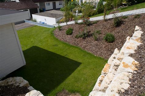 Garagen mit flachdach, die ans haus angebaut sind, bieten eine attraktive möglichkeit, zusätzlichen raum als dachterrasse zu schaffen. Hang-Garage, Terassen-Garage als Beton-Fertiggarage