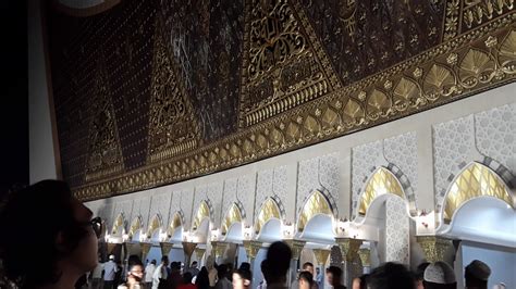 Salat Tarawih Bermandi Keringat Di Masjid Raya Sumatera