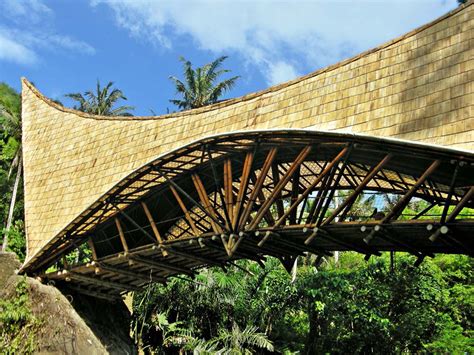 Le Millenium Bridge Est Le Pont En Bambou Le Plus Long Dasie Avec Une