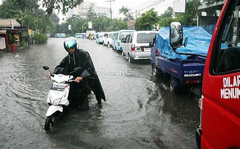 Cara mengatasi hasil jahitan yang selalu loncat atau tidak rapih terkadang terasa sangat menjengkelkan bagi kita para penjahit, berbeda dengan masalah jarum patah atau benang putus misalnya cukup dengan mengganti benang atau jarum yang bermasalah misalnya maka selesai. Contoh Artikel: Cara Mengatasi Motor Mogok Karena Banjir