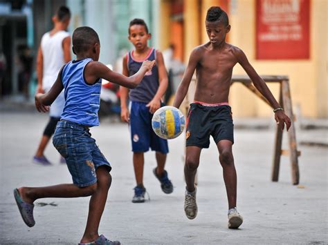 Encuentra y descarga recursos gráficos gratuitos de barrio ninos. Niños jugando al fútbol en una calle de La Habana. / AFP