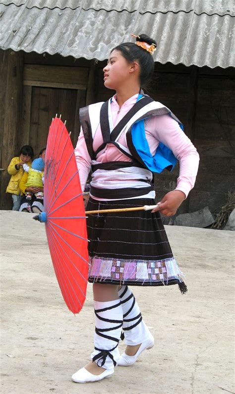 Hmong people today are spread out all over the world. Miao, Bapu Style, Dafang County, Guizhou, China | Hmong ...