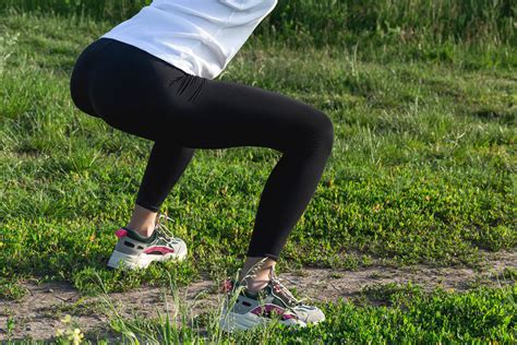 outdoor fitness girl doing squat kostenloses foto auf ccnull de pixelio cc