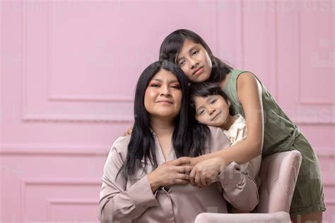 Foto Madre Mexicana Con Abrazos Y Risas Con Sus Dos Hijos Alegría