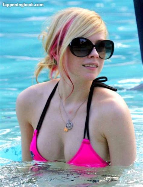 Avril Lavigne Nude The Fappening Photo 1367633 FappeningBook