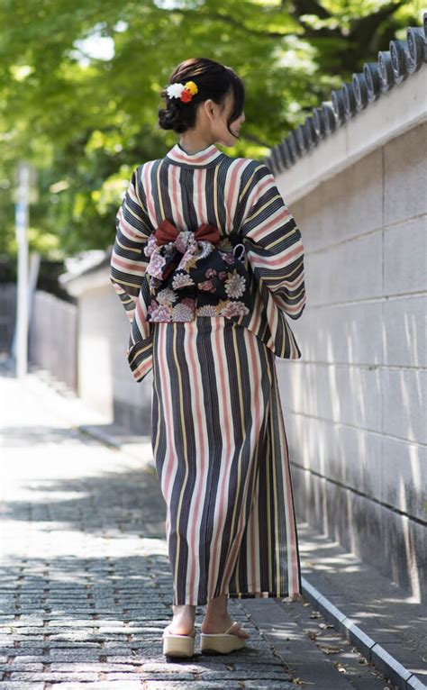 A Dignified Looking Retro Black Yukata With An Amazing Stripe Pattern