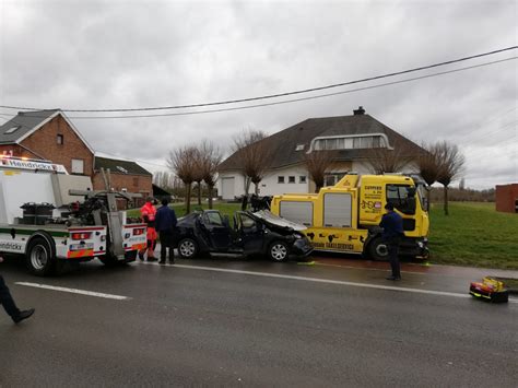 Auto onder takelwagen: brandweer moet dak openknippen om gek