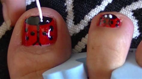 Las uñas de los pies también son motivo para las decoradoras de uñas que crean miles de diseños diferentes y hermosos que hacen que los pies también se vean muy bien. diseño de uñas para pies (mariquitas) - YouTube