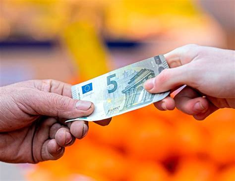 Studie 47 Prozent Der Österreicher Zahlen Am Liebsten Mit Bargeld
