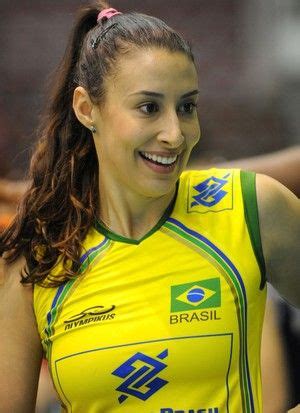 No início de 2016, recebeu o convite para atuar ao lado da atleta olímpica maria elisa, mas, a partir de 2017, formou dupla com a catarinense. Brasil coloca três na seleção do Grand Prix, mas líbero ...