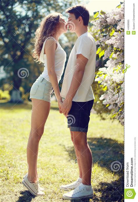 Couples Assez Jeunes Dans Lamour Baiser Sensuel Image Stock Image Du Stationnement Femelle