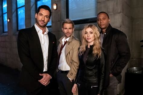 Lucifers Tom Ellis Poses With Arrowverse Stars After