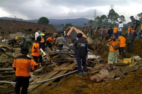 Bpbd Distribusikan Bantuan Korban Bencana Di Manado Okezone News