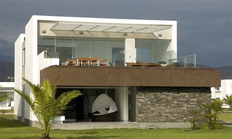 Fachada principal de la casa (diseño: Proyecto Arquitectura Casa Playa Bora Bora B31, Lima Perú