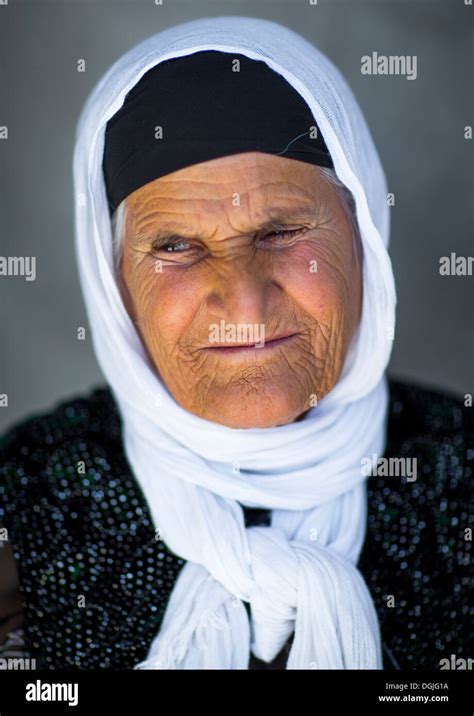 Old Kurdish Woman Azaban Kurdistan Iraq Stock Photo Alamy