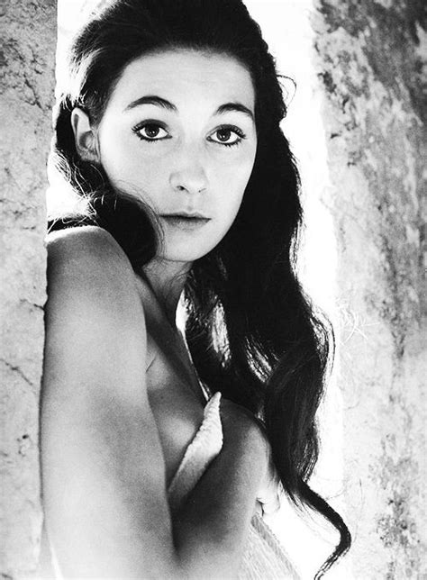 Anjelica Huston Photographed By Philippe Halsman 1968 Anjelica Huston Pretty People Beautiful