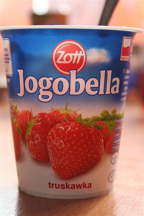 Strawberries with their red color and heart shapes, have always been a symbol of venus, the greek goddess of love. Ile kalorii ma Jogurt Jogobella truskawka (Zott)?