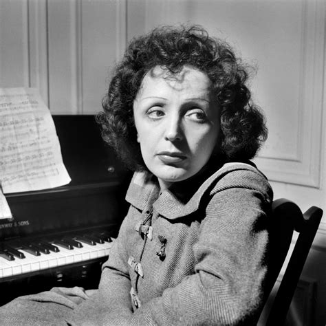 Môme à La Voix Inimitable Edith Piaf Séteignait Il Y A 50 Ans Rts