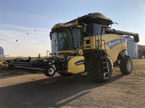 New Holland Cr7090 Combine