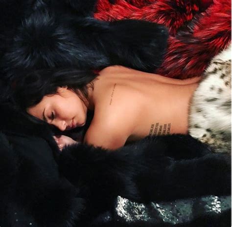 Demi Lovato faz topless enrolada em casacos de pele e fãs criticam Quem Popquem