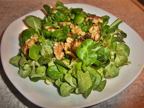 Feldsalat mit Speck und Walnüssen