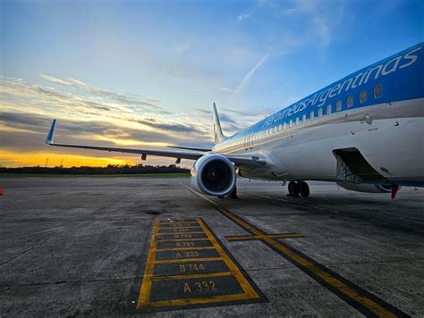 El Gobierno derogó la obligación de contratar a Aerolíneas Argentinas