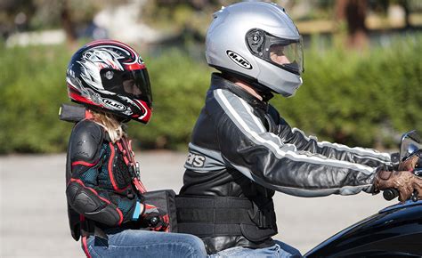 Novelty helmets are unsafe and will not protect you in the event of a crash. Kinderen vervoeren op motors of bromfietsen - Europ Assistance