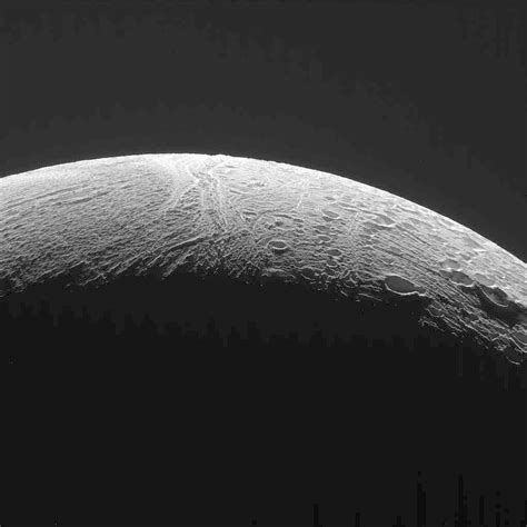 Raumsonde Cassini vollführte das letzte Rendezvous mit Saturnmond Enceladus Spektrum der