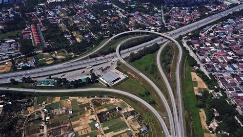 The expressway is oriented in a. Lower toll rates on PLUS highways start after midnight ...