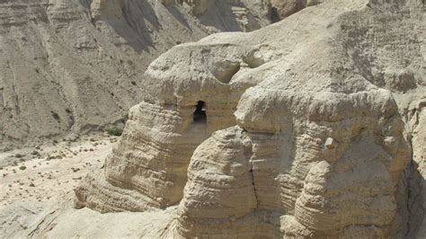 The Cave Of The Dead Sea Scrolls Qumran Viagens
