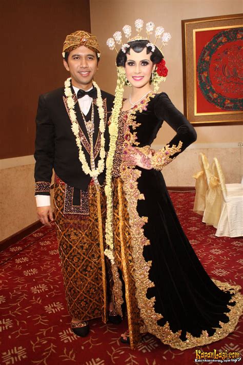 Pakaian tradisional dari jawa timur memiliki ciri khas pakaian yang indah dan elok untuk dilihat. Model Pakaian Adat Jawa Barat dan Jawa Timur | Fashion Tren