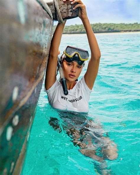 liya silver modelo morena em mergulho no mar gata viral