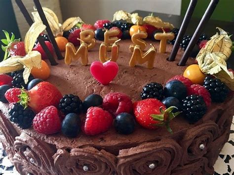 Locker auf dem boden verstreichen. Schoko-Beeren-Torte mit Mascarponecreme. Über 2 ...