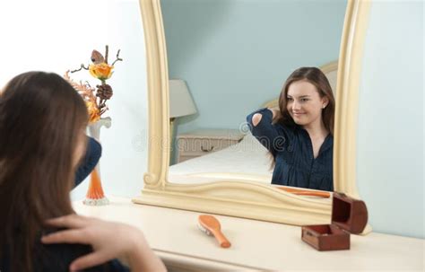 Junges M Dchen Vor Spiegel Stockbild Bild Von Kaukasisch