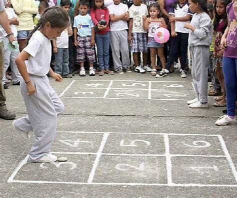 Los juegos tradicionales o juegos populares son las actividades de diversión y esparcimiento que caracterizan a un determinado pueblo, región o país. Existen muchas versiones de la rayuela. Hay diferentes ...