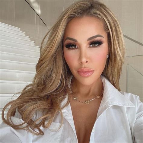 Lisa Hochsteins Foundation Big Blonde Hair Fashion Beauty Style