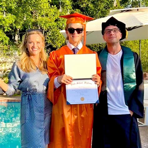 Reese Witherspoon Ryan Phillippe Reunite At Sons Graduation