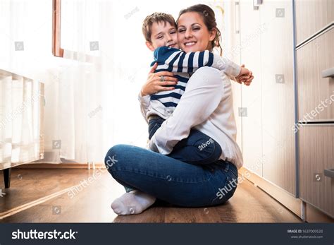 Ni Os Abrazando A Mama M S De Fotos De Stock Con Licencia