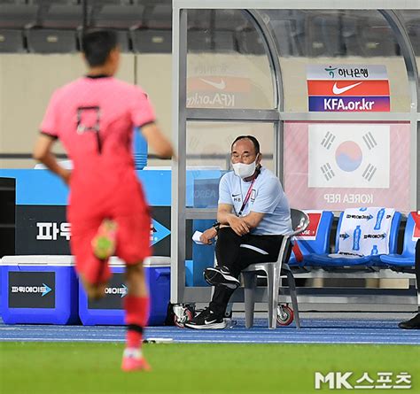 외계에서온 촉수괴물이 한 남자에게 들어가는영화 (결말.자막有)가오갤 감독 ,욘두. 경기 지켜보는 김학범 감독 MK포토
